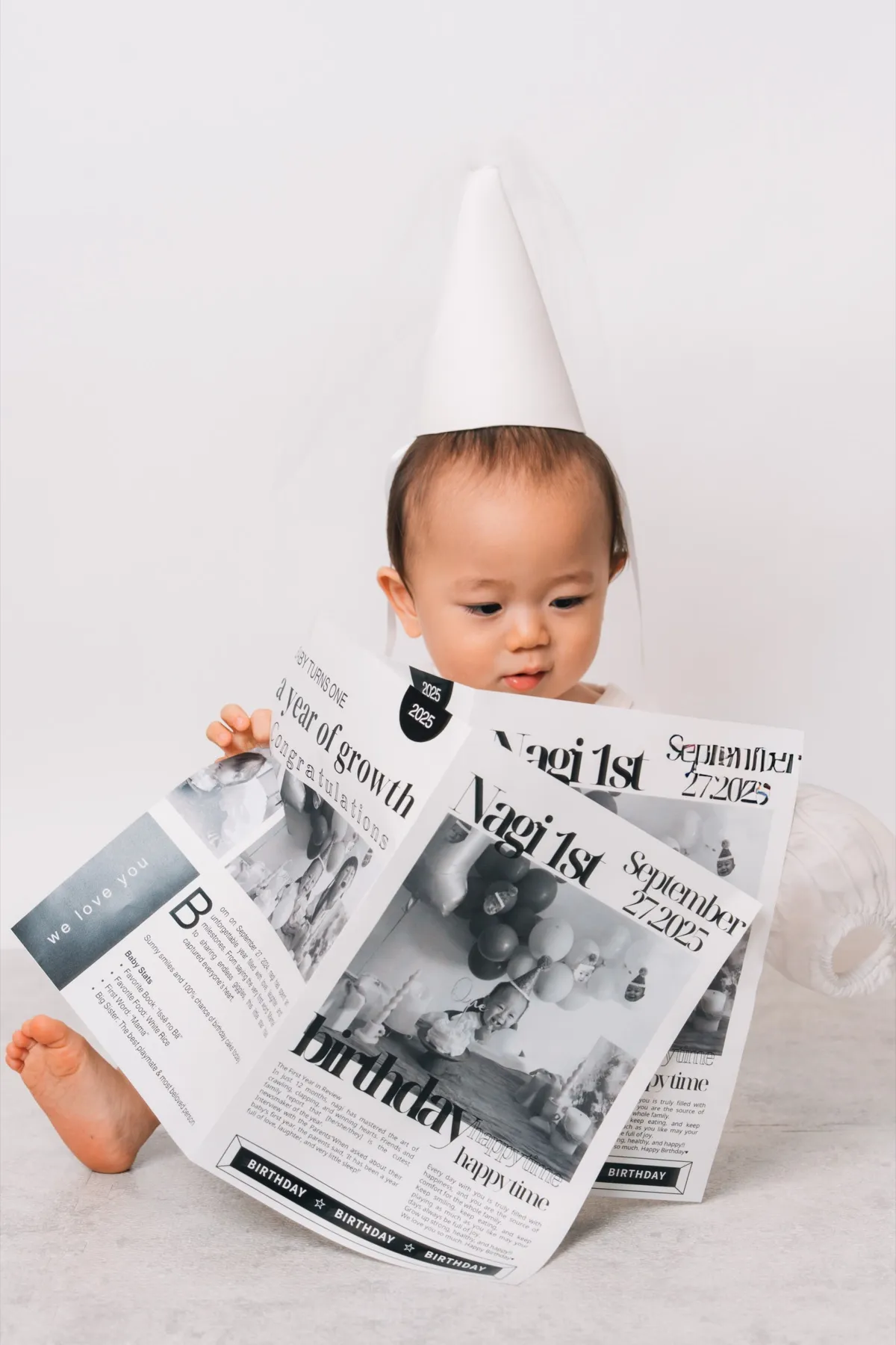 手作りの誕生日新聞と一緒に撮る記念写真