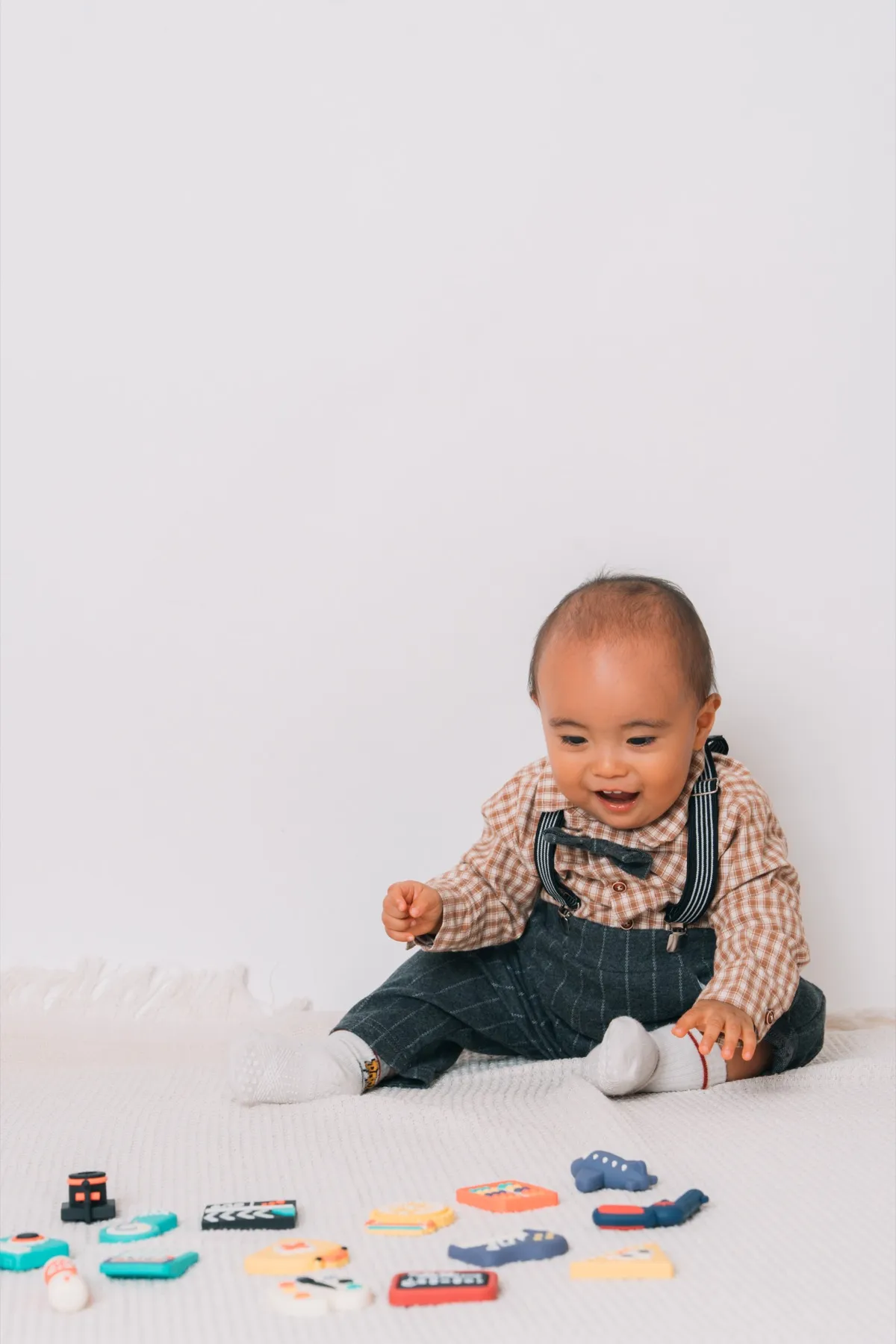 選び取りカードで遊ぶ1歳の男の子