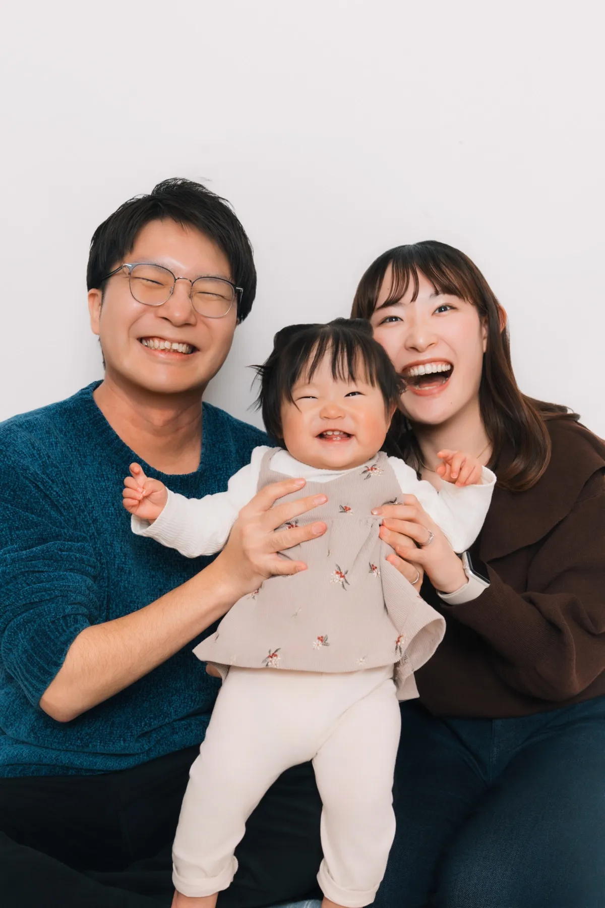 白基調の背景で撮る家族写真