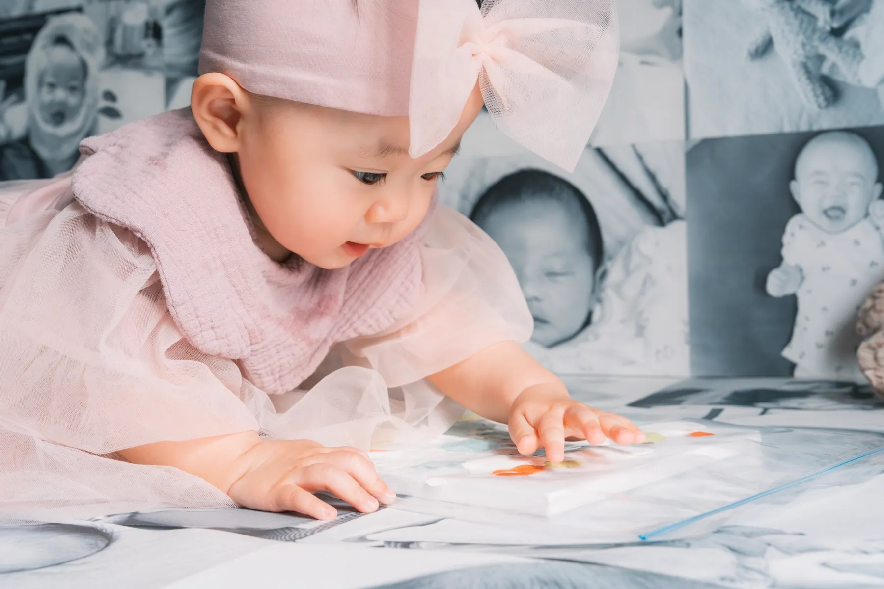 ファーストアートの絵の具遊びに夢中になる赤ちゃん